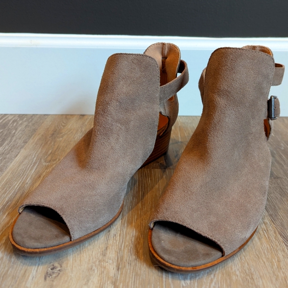 Lucky‎ Brand Size 8 Taupe Suede Peep-Toe Wedge Mules
